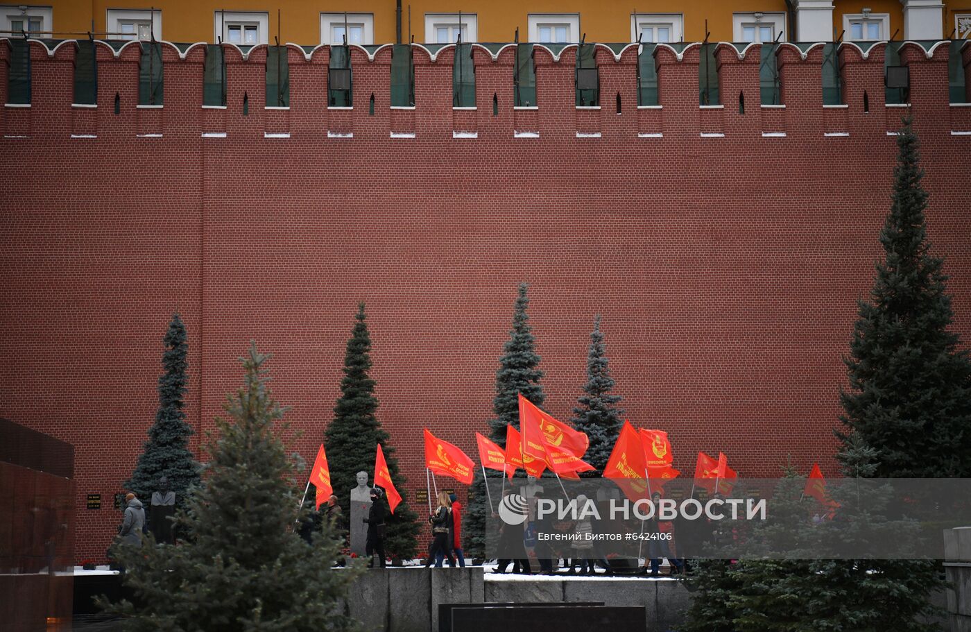 Возложение цветов к могиле И. В. Сталина