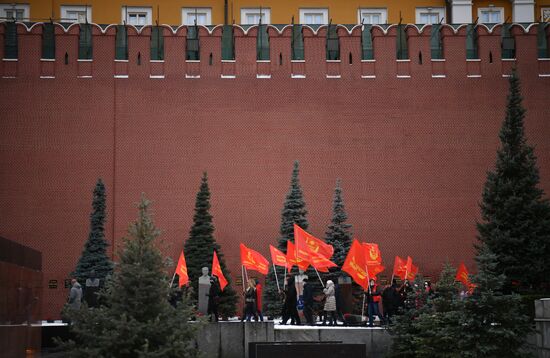 Возложение цветов к могиле И. В. Сталина