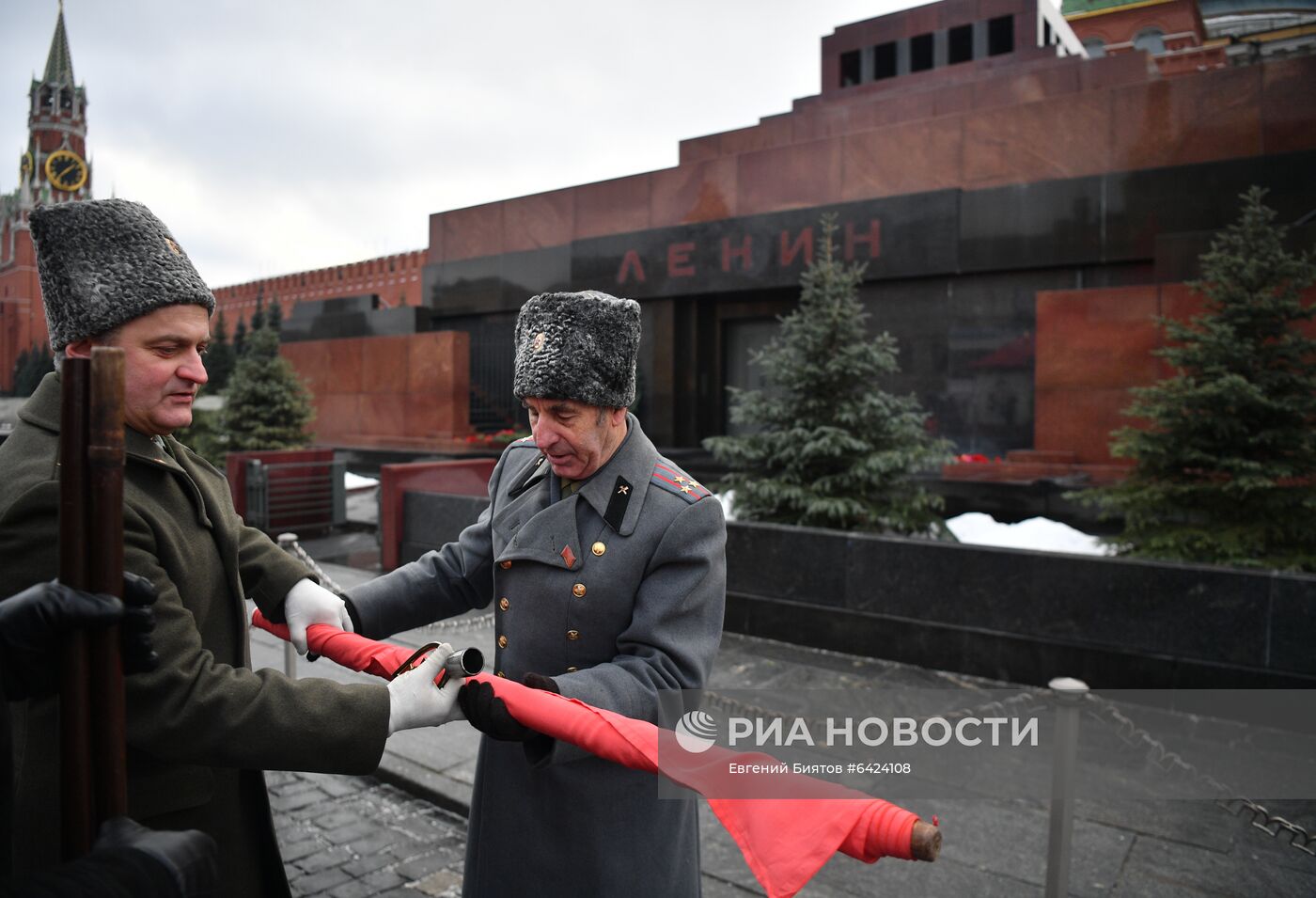 Возложение цветов к могиле И. В. Сталина