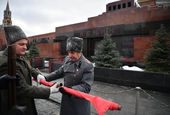 Возложение цветов к могиле И. В. Сталина