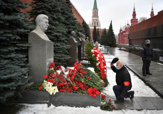 Возложение цветов к могиле И. В. Сталина