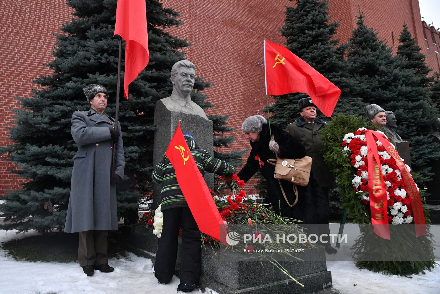 Возложение цветов к могиле И. В. Сталина