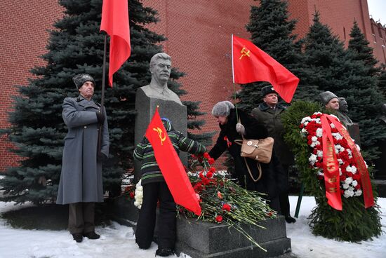 Возложение цветов к могиле И. В. Сталина