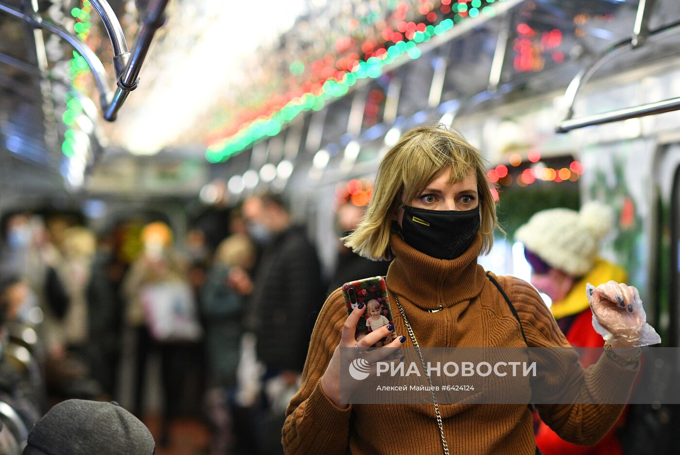 Новогодний поезд запустили в московском метро