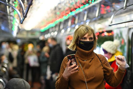 Новогодний поезд запустили в московском метро