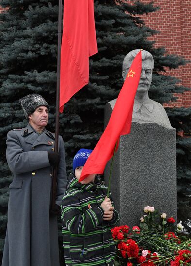 Возложение цветов к могиле И. В. Сталина