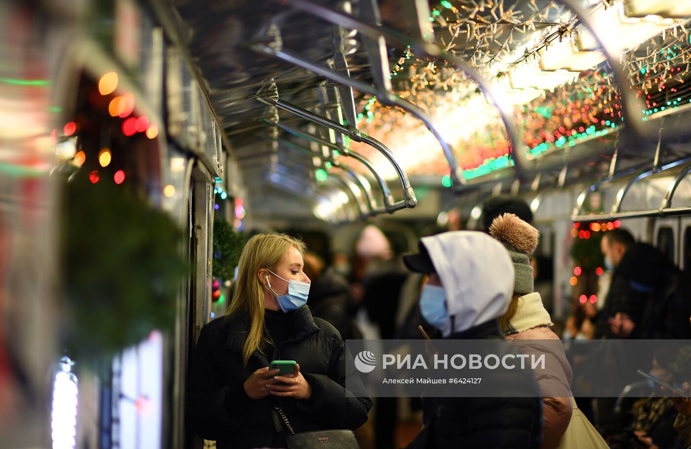 Новогодний поезд запустили в московском метро