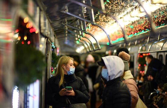 Новогодний поезд запустили в московском метро