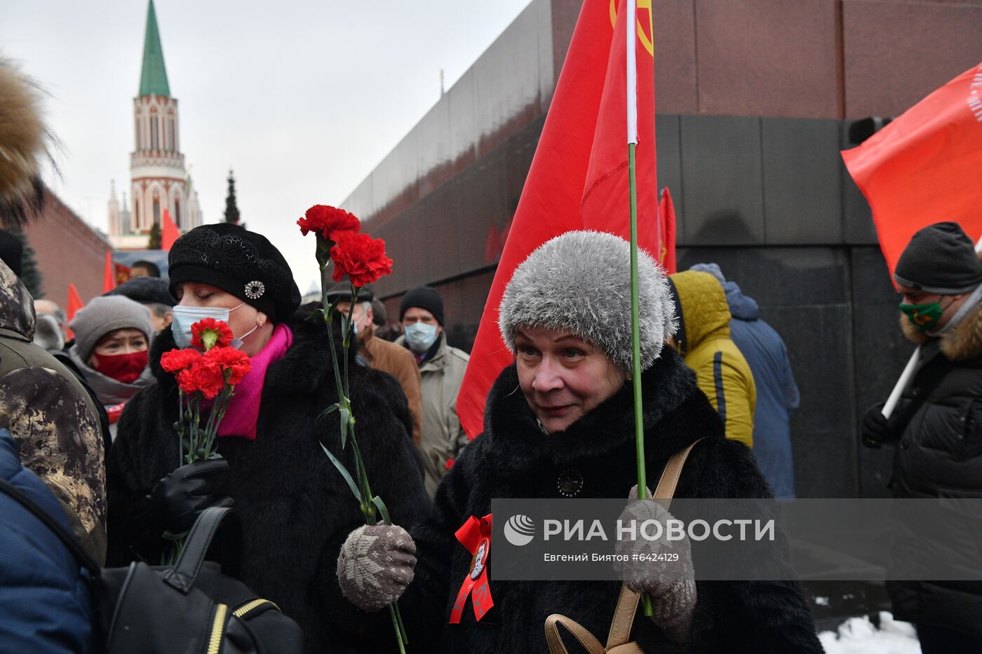 Возложение цветов к могиле И. В. Сталина