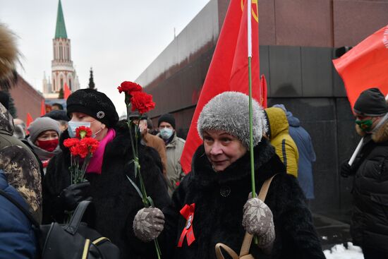 Возложение цветов к могиле И. В. Сталина