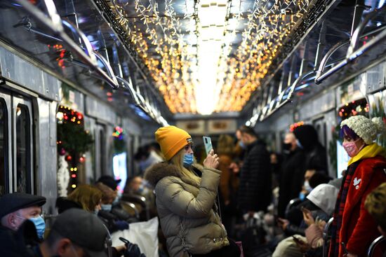 Новогодний поезд запустили в московском метро