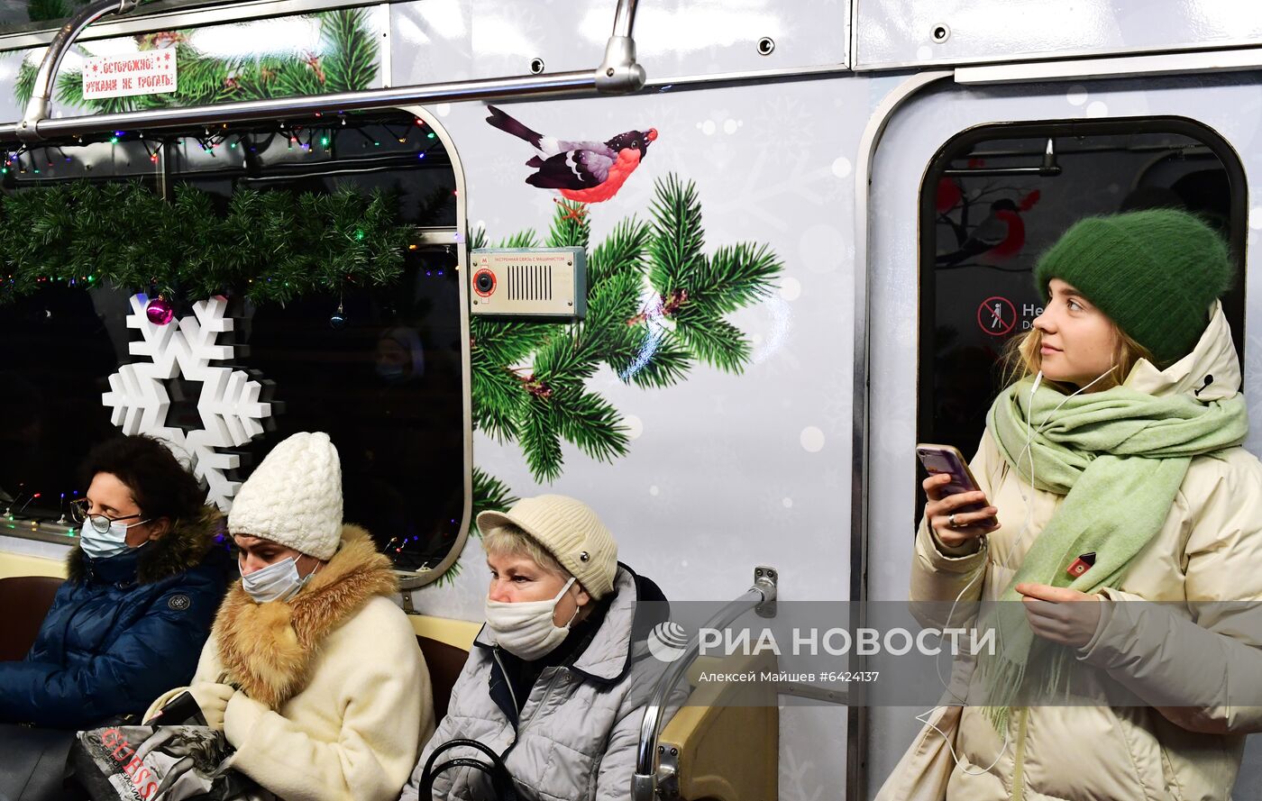 Новогодний поезд запустили в московском метро