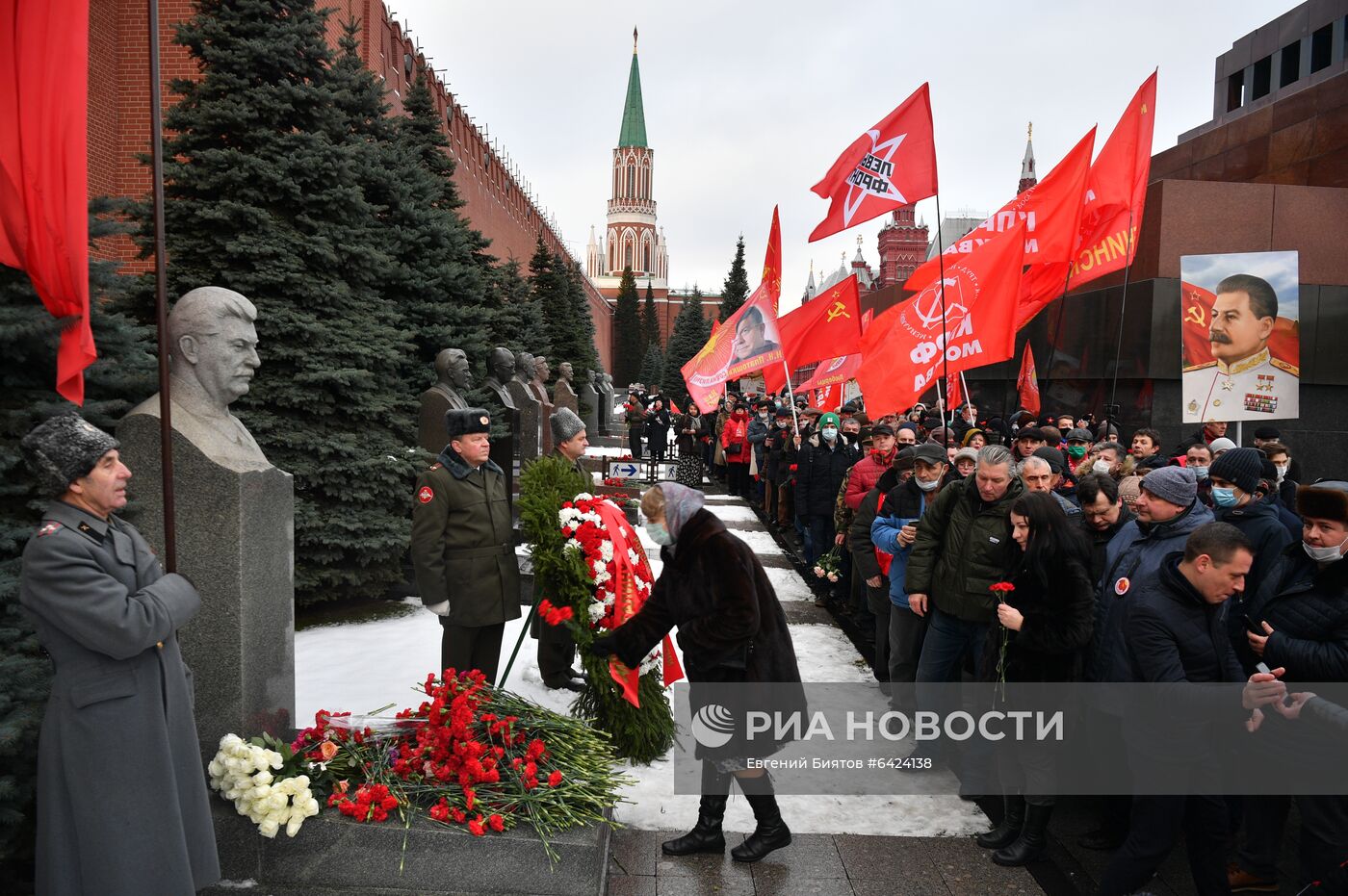 Возложение цветов к могиле И. В. Сталина