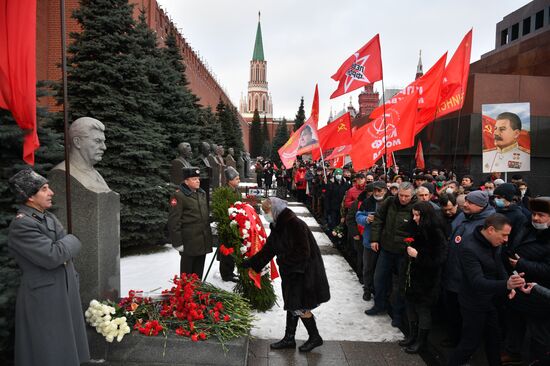 Возложение цветов к могиле И. В. Сталина