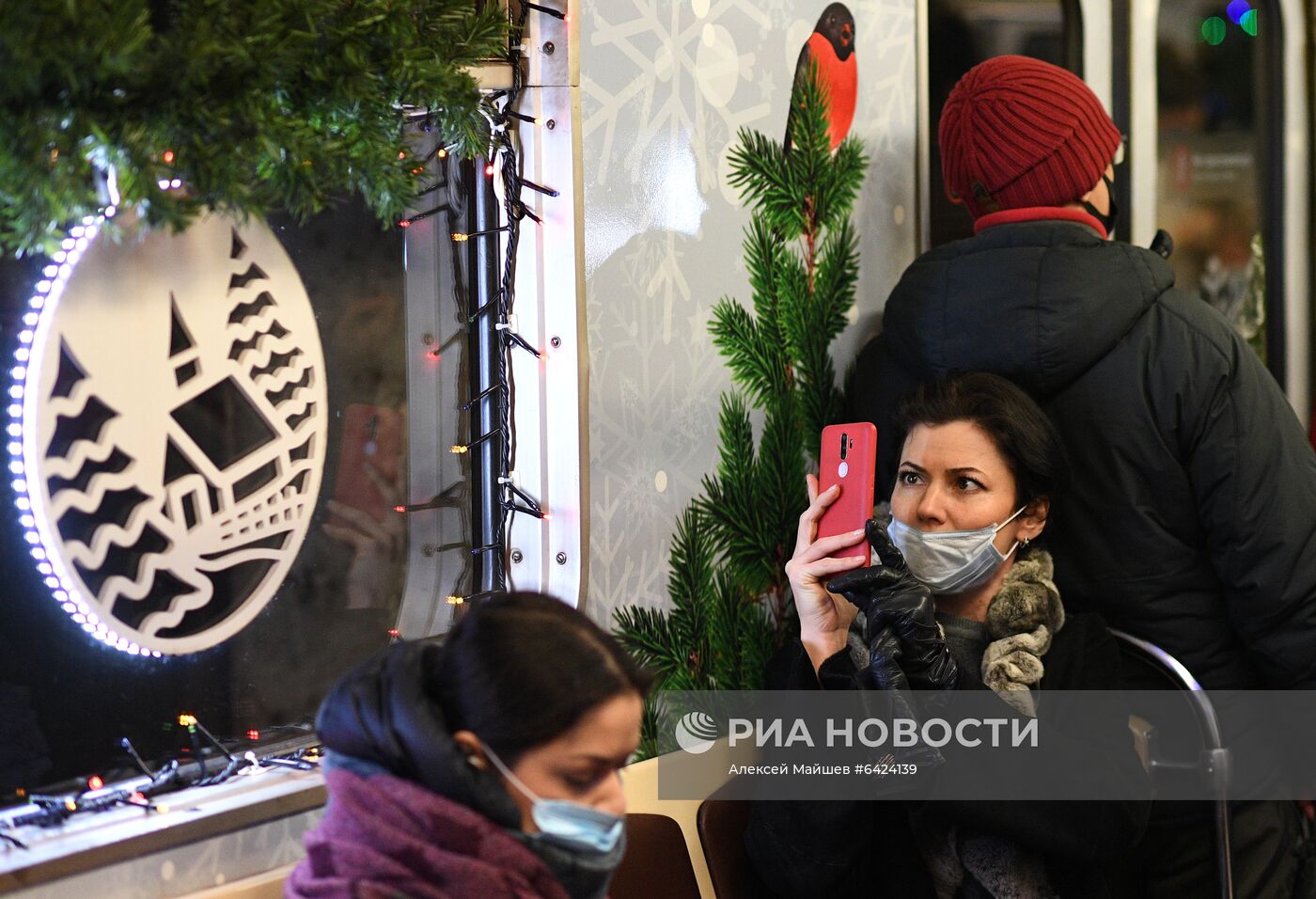 Новогодний поезд запустили в московском метро