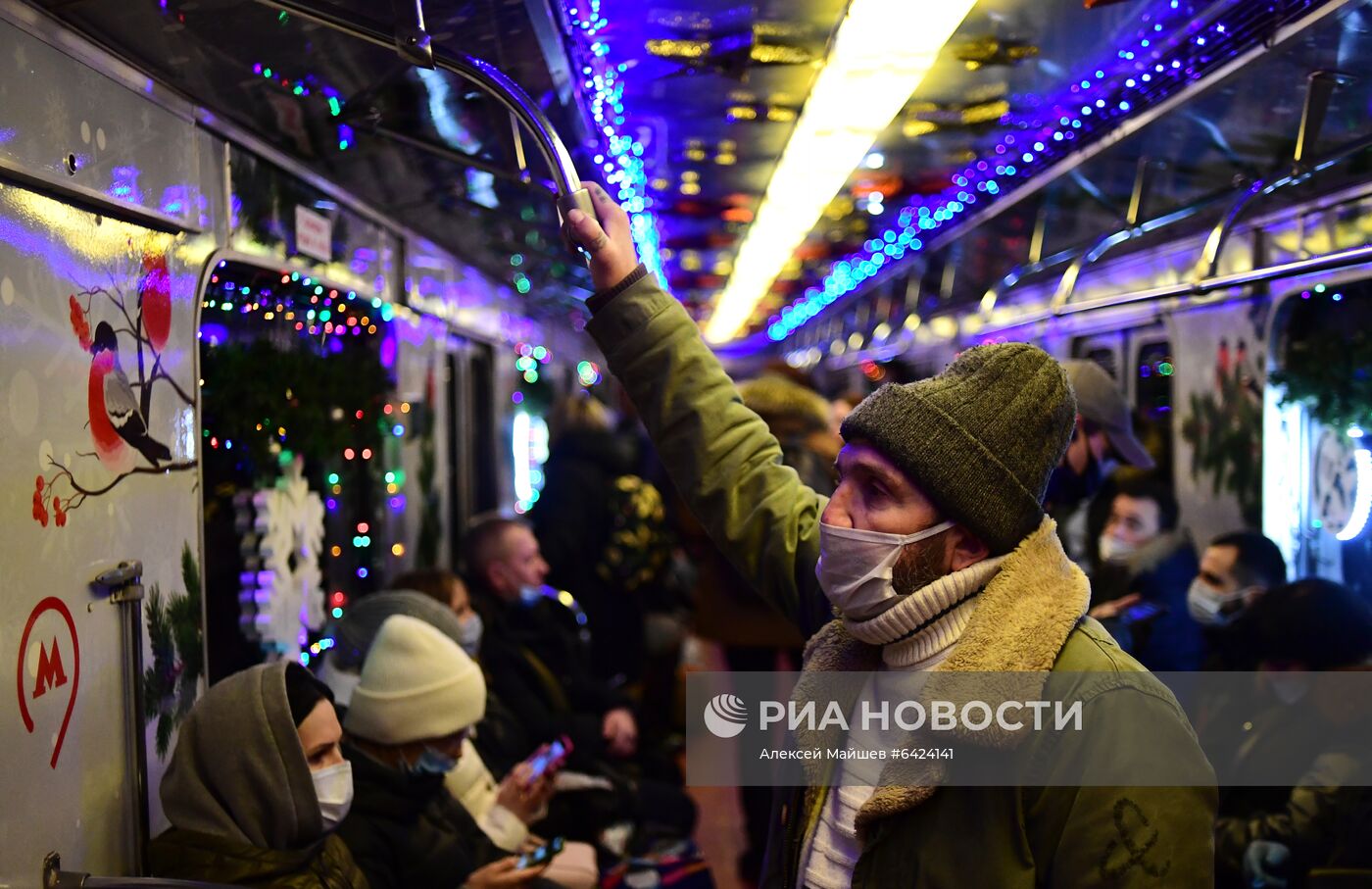 Новогодний поезд запустили в московском метро