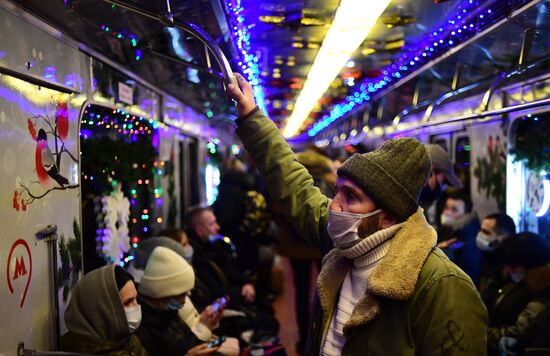 Новогодний поезд запустили в московском метро