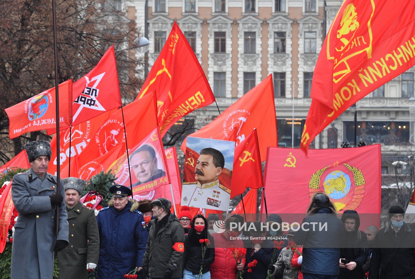 Возложение цветов к могиле И. В. Сталина