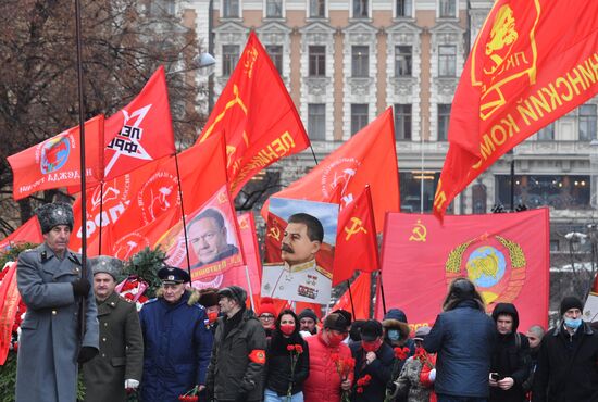 Возложение цветов к могиле И. В. Сталина