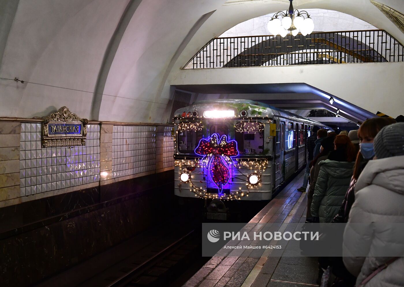 Новогодний поезд запустили в московском метро