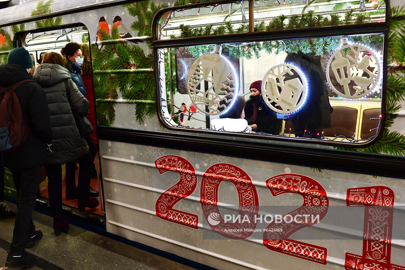 Новогодний поезд запустили в московском метро