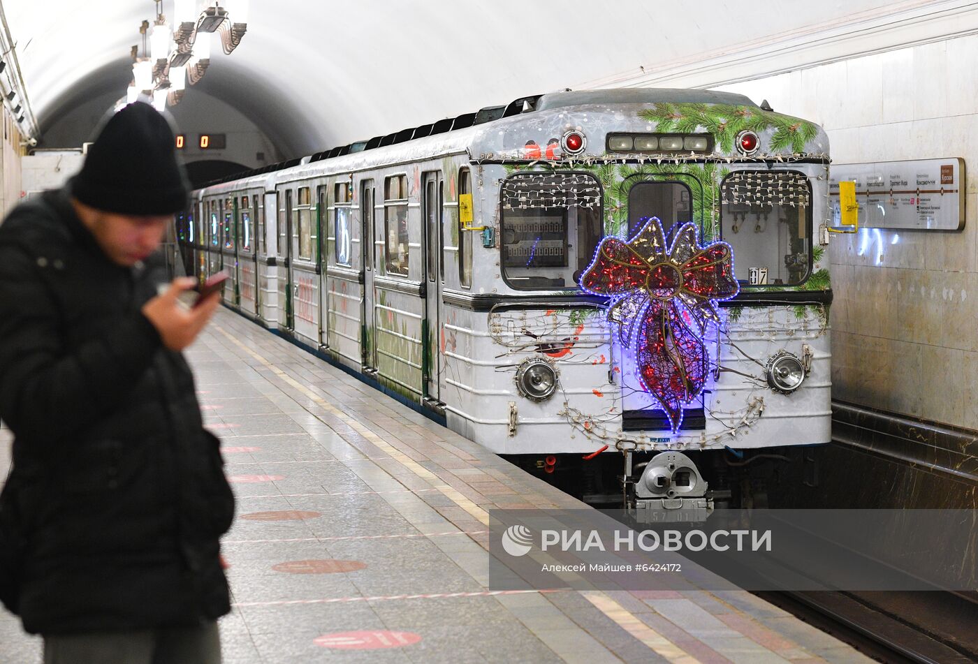 Новогодний поезд запустили в московском метро