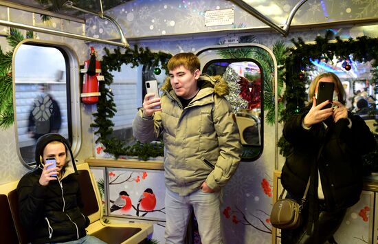 Новогодний поезд запустили в московском метро