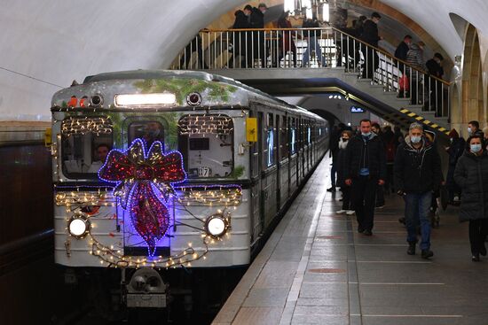 Новогодний поезд запустили в московском метро