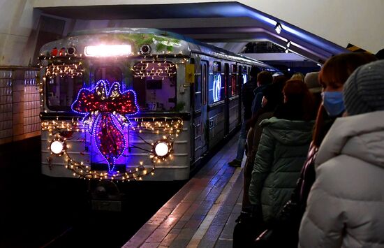 Новогодний поезд запустили в московском метро