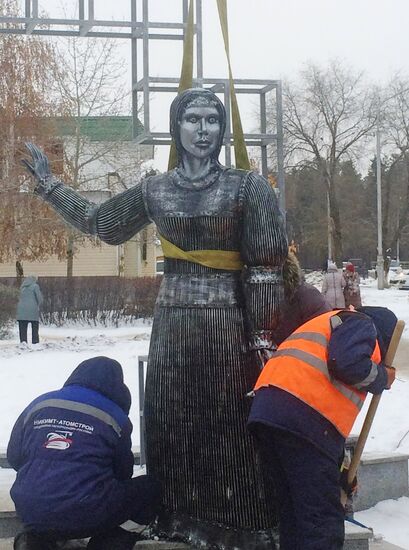 Демонтаж памятника Аленке в Нововоронеже