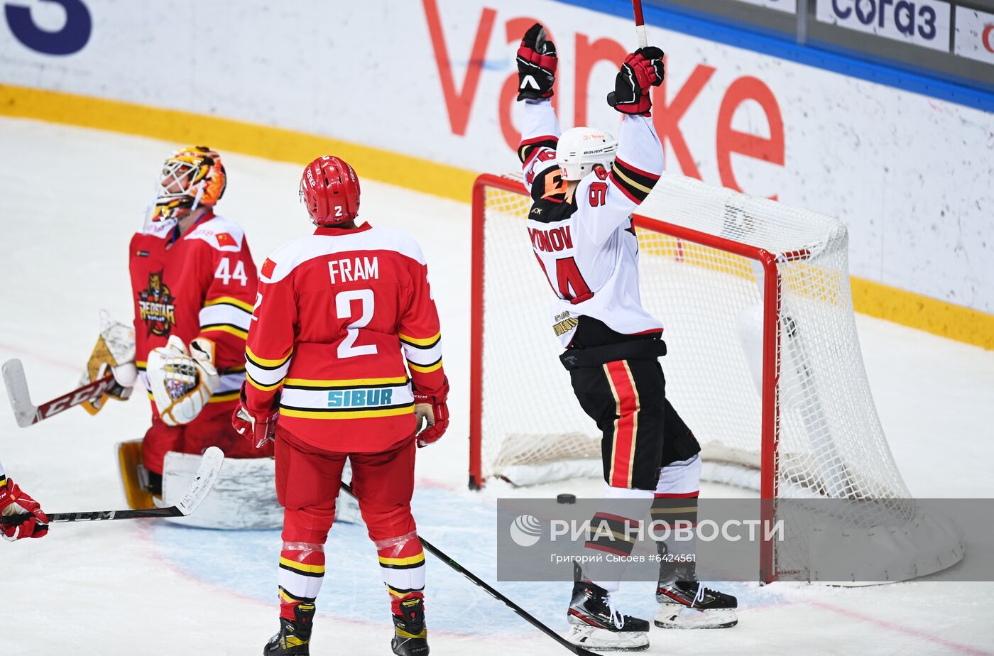 Хоккей. КХЛ. Матч "Куньлунь" – "Авангард"