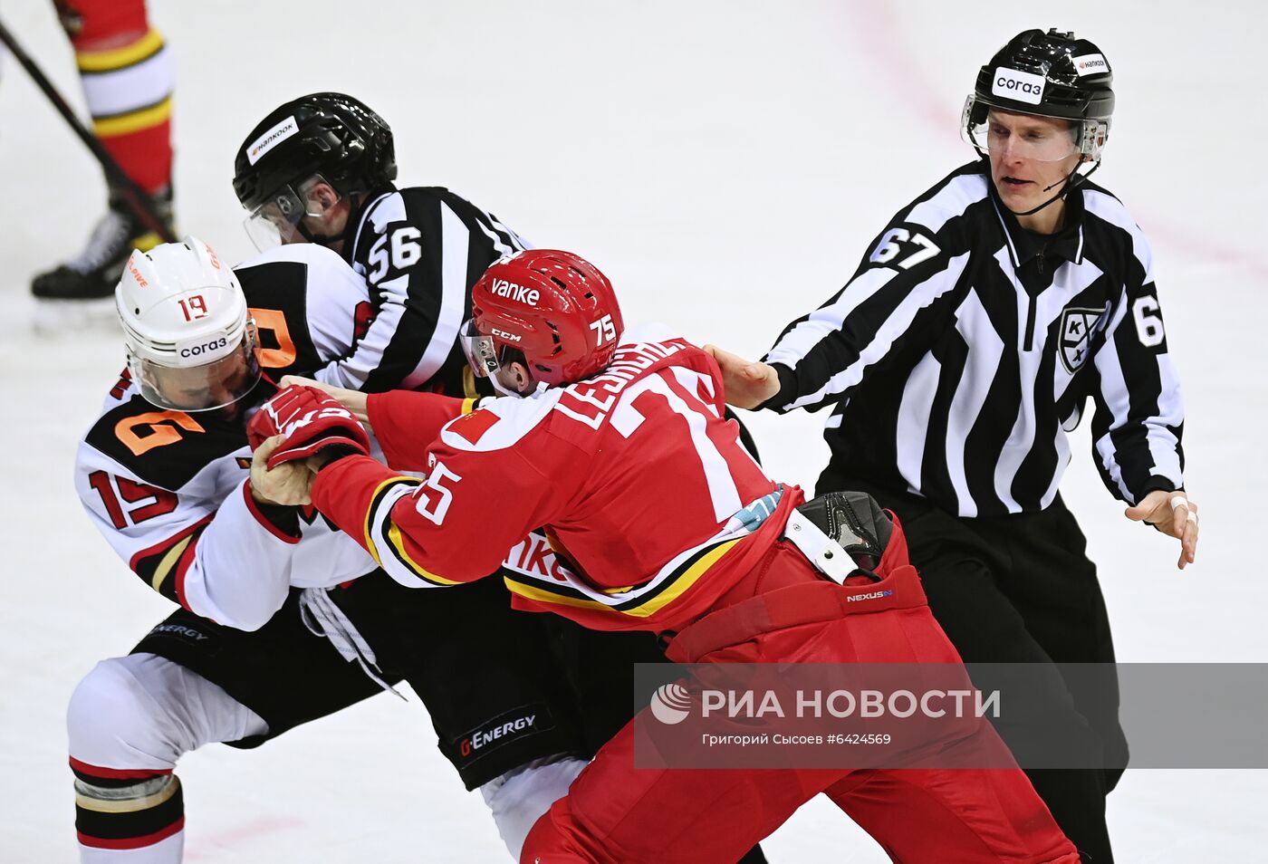 Хоккей. КХЛ. Матч "Куньлунь" – "Авангард"