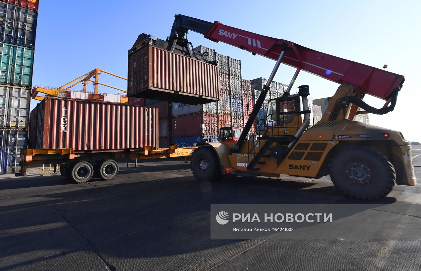 Работа докеров контейнерного терминала Владивостокского морского торгового порта