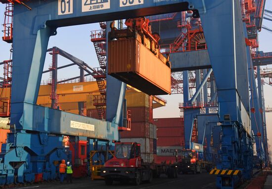 Работа докеров контейнерного терминала Владивостокского морского торгового порта