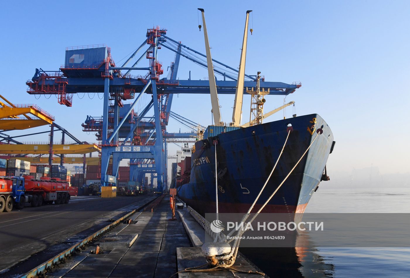 Работа докеров контейнерного терминала Владивостокского морского торгового порта