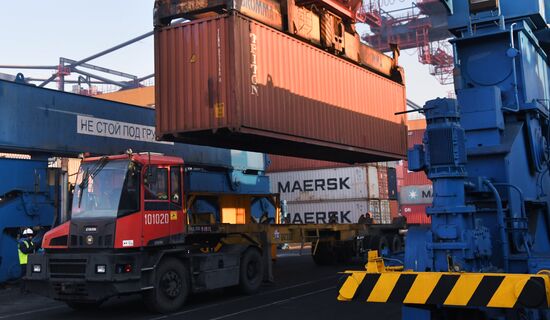 Работа докеров контейнерного терминала Владивостокского морского торгового порта