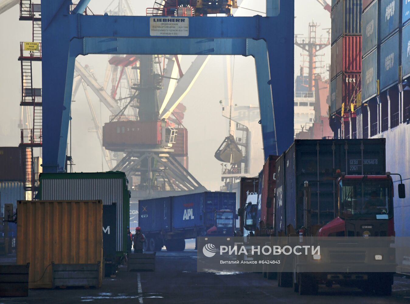 Работа докеров контейнерного терминала Владивостокского морского торгового порта
