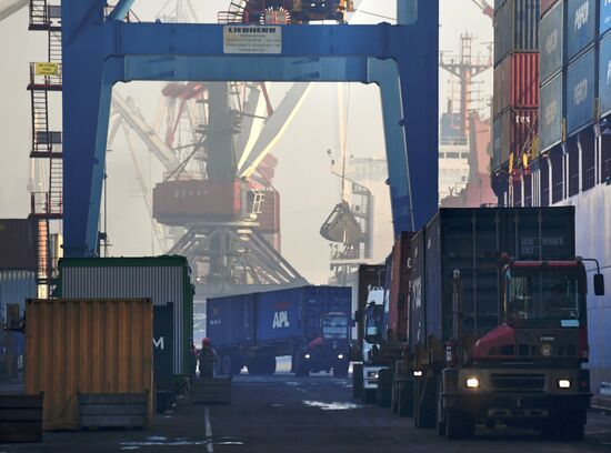 Работа докеров контейнерного терминала Владивостокского морского торгового порта
