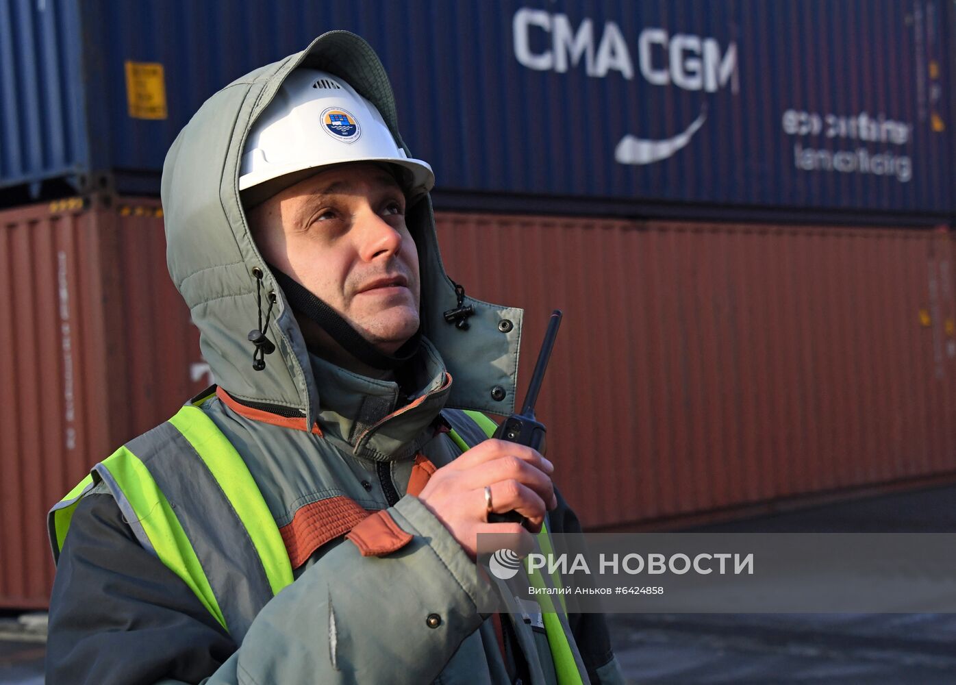 Работа докеров контейнерного терминала Владивостокского морского торгового порта