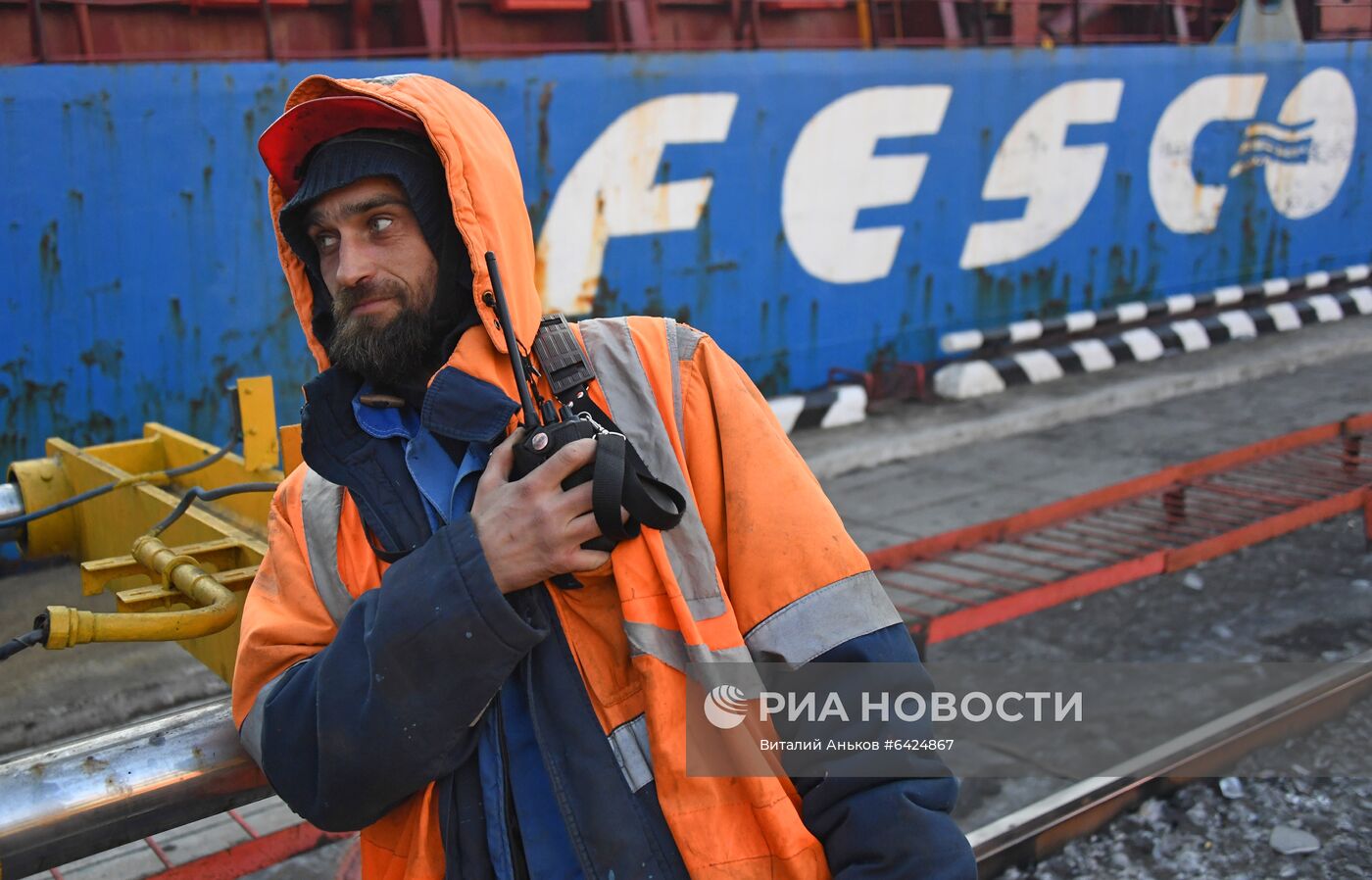 Работа докеров контейнерного терминала Владивостокского морского торгового порта