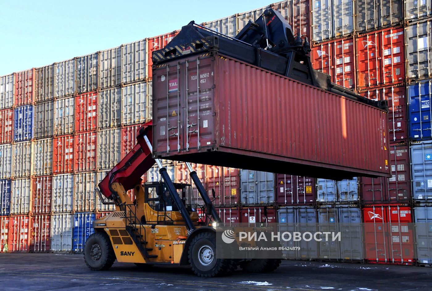 Работа докеров контейнерного терминала Владивостокского морского торгового порта