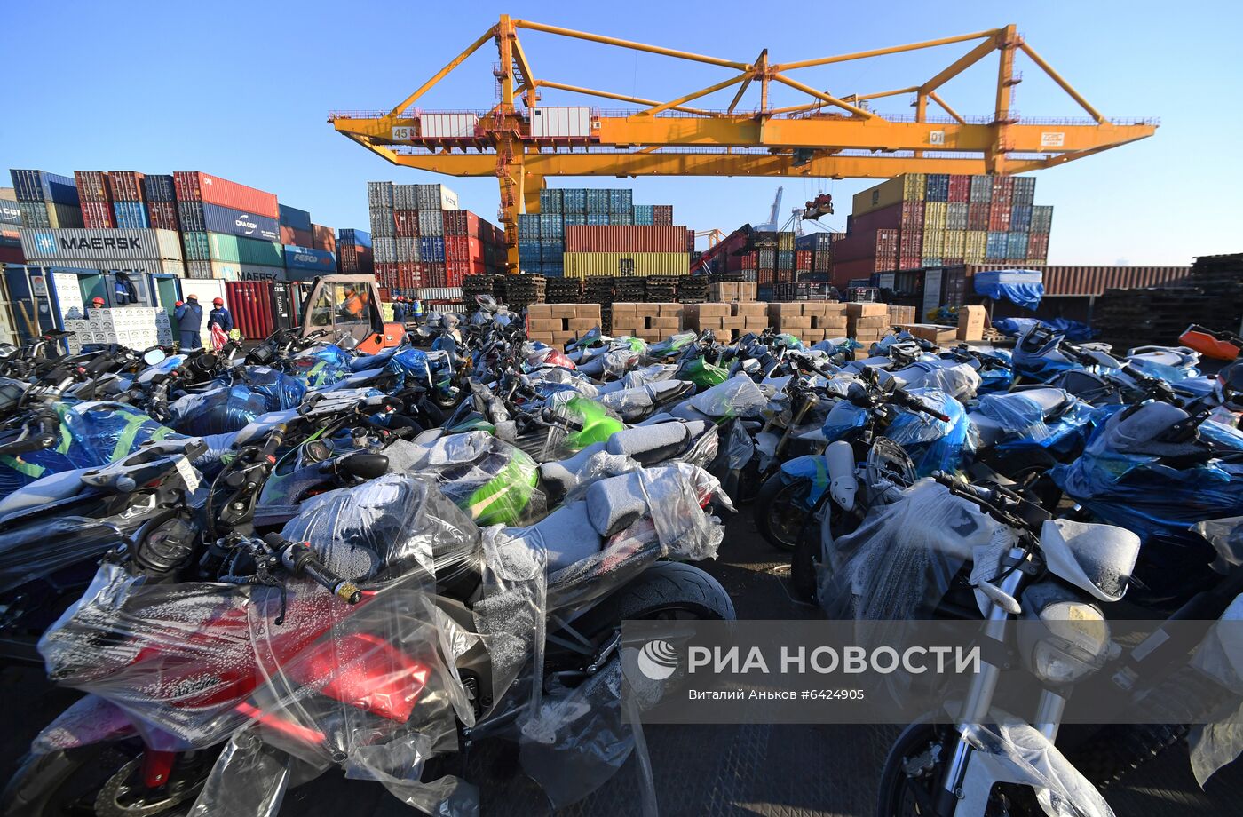 Работа докеров контейнерного терминала Владивостокского морского торгового порта