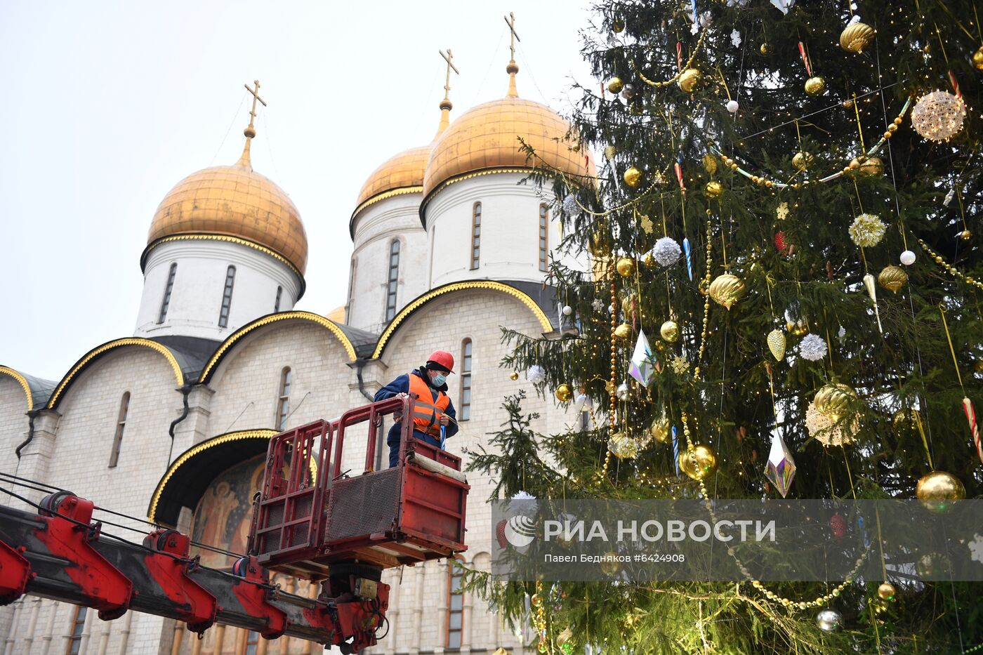 Украшение новогодней елки на Соборной площади Московского Кремля