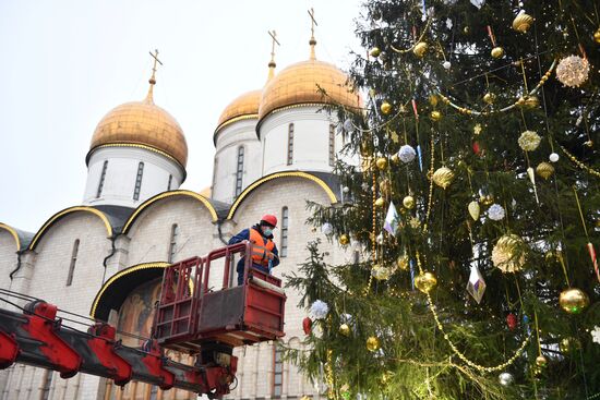 Украшение новогодней елки на Соборной площади Московского Кремля