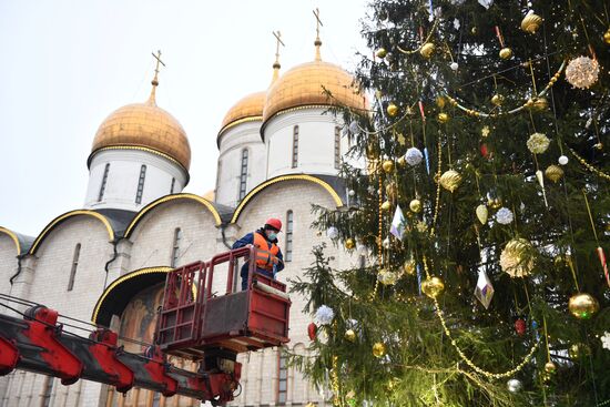 Украшение новогодней елки на Соборной площади Московского Кремля