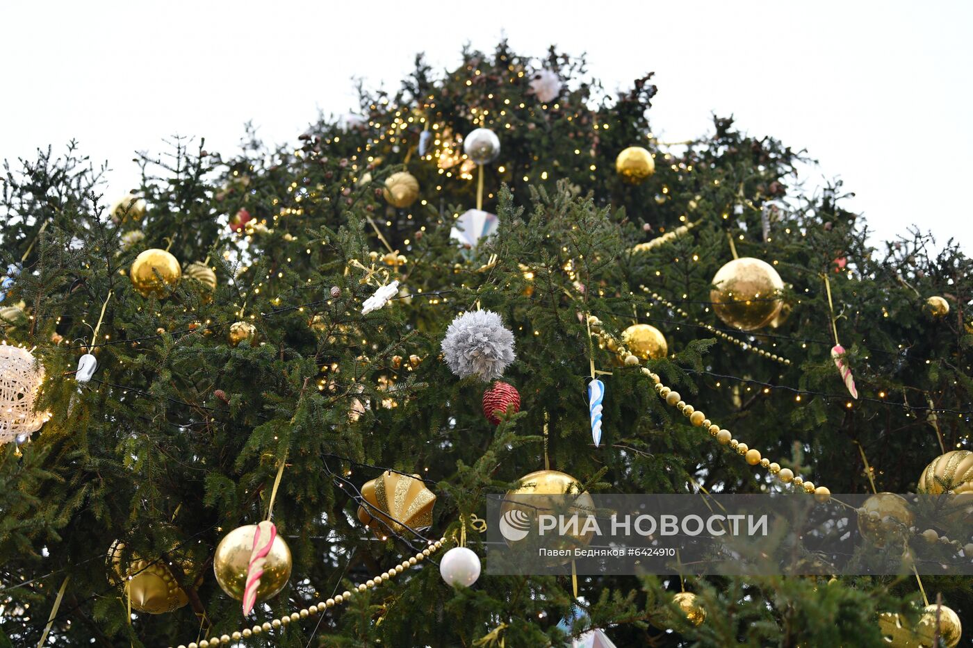 Украшение новогодней елки на Соборной площади Московского Кремля