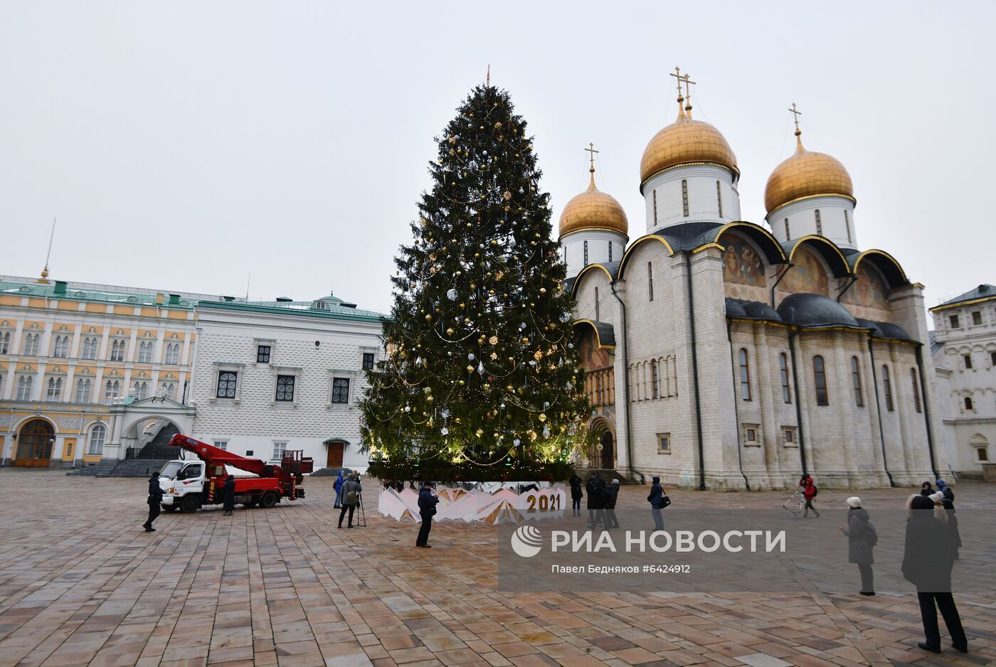 Украшение новогодней елки на Соборной площади Московского Кремля