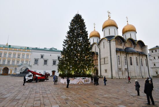 Украшение новогодней елки на Соборной площади Московского Кремля