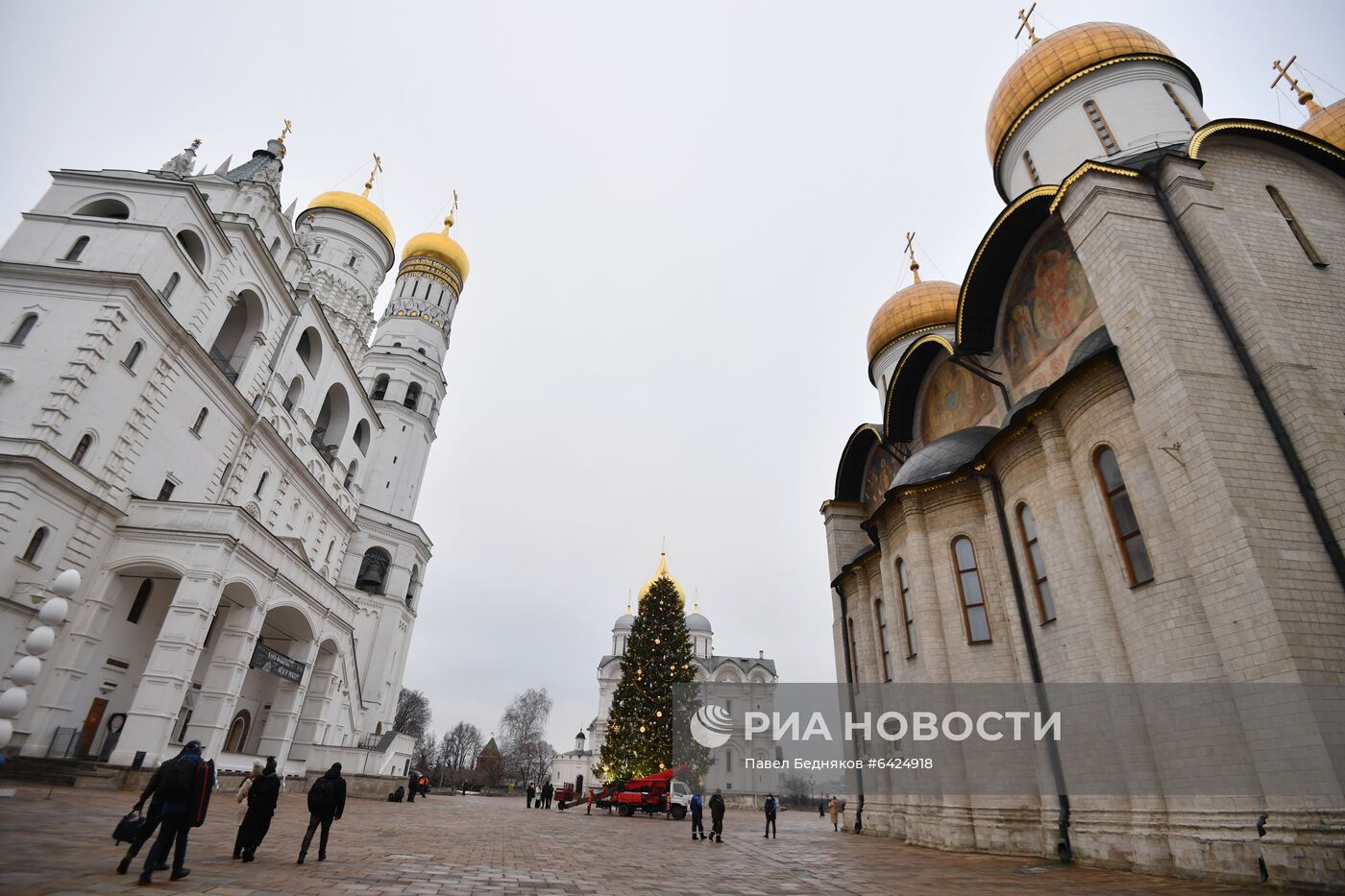 Украшение новогодней елки на Соборной площади Московского Кремля