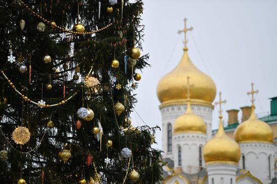 Украшение новогодней елки на Соборной площади Московского Кремля